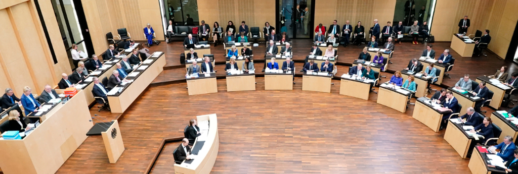 Foto: Plenarsitzung im Bundesrat mit Bundesratspräsidentin Manuela Schwesig und Logo zu 75 Jahre Bundesrat