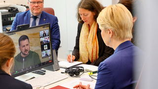 Foto: Bundesratspräsidentin Schwesig bei der Videokonferenz