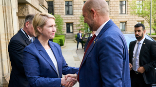 Foto: Manuela Schwesig gibt Amir Ohana die Hand zur Begrüßung