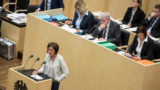Foto: Blick auf das Präsidium des Bundesrates, am Rednerpult Ministerpräsidentin Dreyer