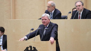 Foto: Ministerpräsident Volker Bouffier (Hessen) am Rednerpult