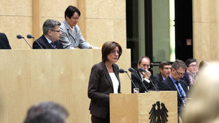 Foto: Ministerpräsidentin Dreyer (Rheinland-Pfalz) am Rednerpult