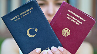 Foto: Türkischer Pass (l.) und deutscher Reisepass