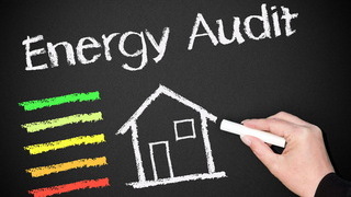 Foto: Blick auf eine Tafel mit einem Haus und den Wörtern "Energy Audit"