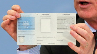 Foto: Bundesinnenminister Thomas de Maiziere stellt den geplanten Ersatzausweis vor