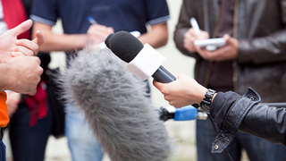 Journalisten mit Mikrofonen