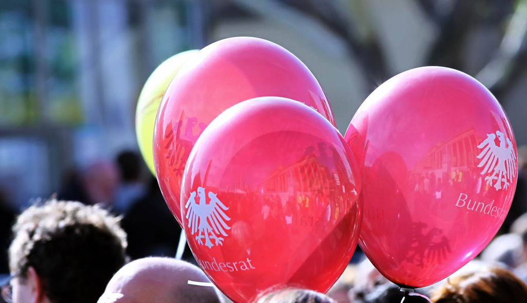 Foto: Luftballons mit dem Bundesrats-Logo